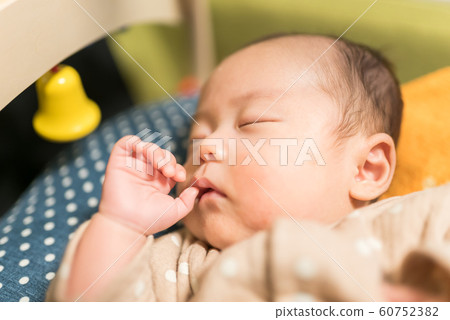 嬰兒用手指睡覺 60752382