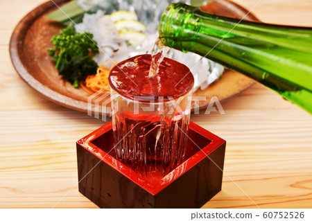 生魚片和清酒助威 60752526