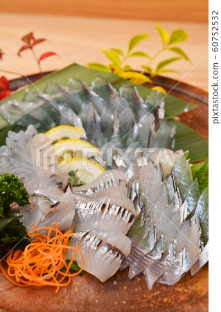 Toast with sashimi rather than glittering fish 60752532