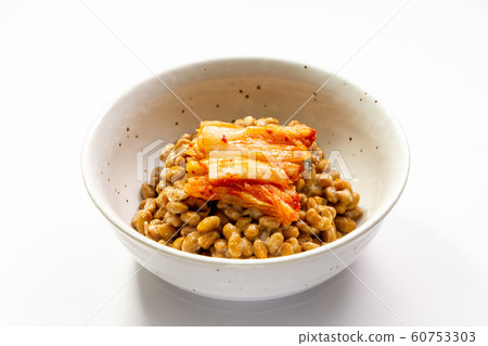 納豆的佈置“泡菜納豆”（大白菜泡菜淋上很小的納豆）。 （白色背景） 60753303