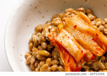 納豆的佈置“泡菜納豆”（大白菜泡菜淋上很小的納豆）。 60753304