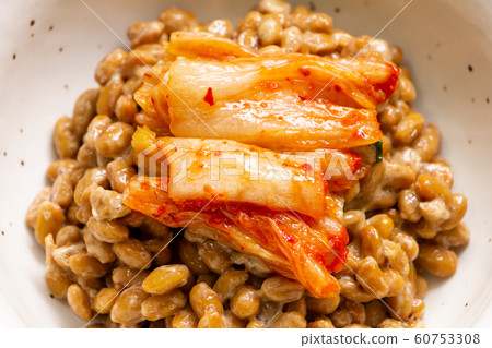 納豆的佈置“泡菜納豆”（大白菜泡菜淋上很小的納豆）。 60753308