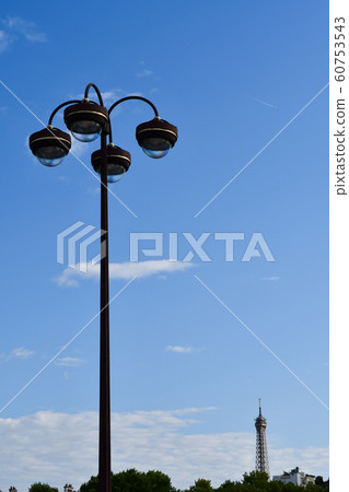 Paris, streetlight and Eiffel tower 60753543