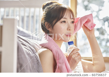 Young woman, morning, exercise, health, diet, sports, rest, rest, water, bottle, living room, room, house 60756637