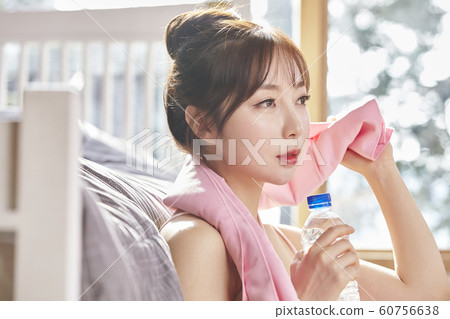 Young woman, morning, exercise, health, diet, sports, rest, rest, water, bottle, living room, room, house 60756638