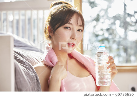 年輕女子，早晨，運動，健康，飲食，運動，休息，休息，水，瓶，客廳，房間，房子 60756650