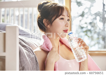 年輕女子,早晨,運動,健康,飲食,運動,休息,休息,水,瓶,客廳,房間,房子 年輕女子,早晨,運動,健康,飲食,運動,休息,休息,水,瓶,客廳,房間,房子 60756651