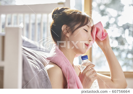 Young woman, morning, exercise, health, diet, sports, rest, rest, water, bottle, living room, room, house 60756664