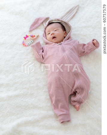 嬰兒穿著兔子服裝 嬰兒穿著兔子服裝 60757579