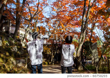 Pilgrimage and autumn leaves 60758203