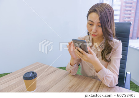 秘書女總裁智能手機操作放鬆SNS茶歇休息女性辦公室坐 60758405