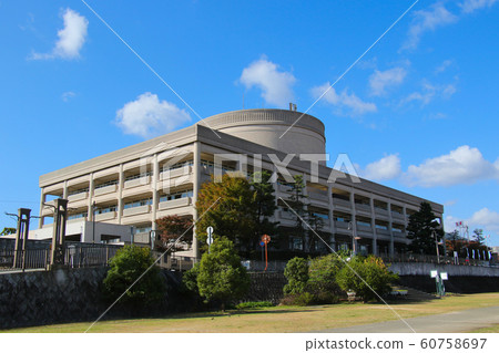 從湛藍的天空和Muko河的河床公園看的寶塚市政廳 從湛藍的天空和Muko河的河床公園看的寶塚市政廳 60758697