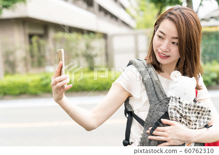 母親以嬰兒的自拍照 60762310