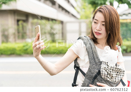 母親以嬰兒的自拍照 60762312