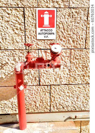 意大利西西里島陶爾米納景觀鎮中看到的消防栓 60763034