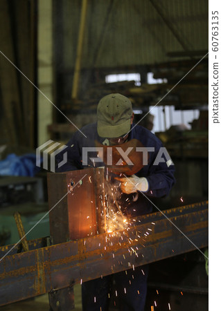 Welding operation Welding operation 60763135