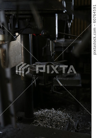 用鑽孔機鑽孔 用鑽孔機鑽孔 60764591