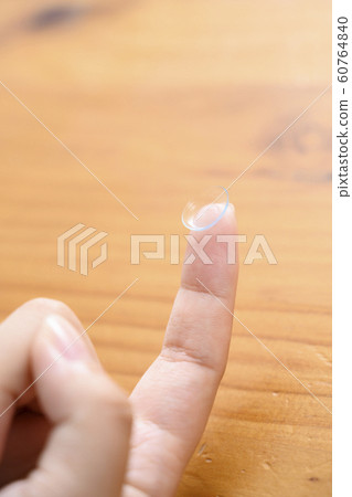 隱形眼鏡和女性手指 隱形眼鏡和女性手指 60764840