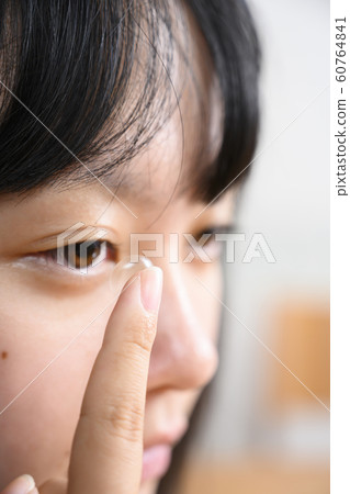 戴隱形眼鏡的婦女 60764841