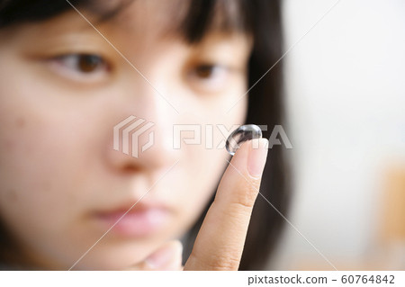 戴隱形眼鏡的婦女 戴隱形眼鏡的婦女 60764842