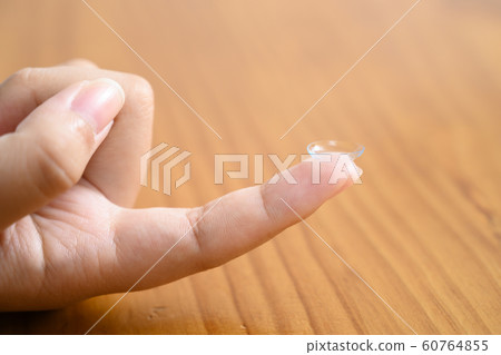 隱形眼鏡和女性手指 隱形眼鏡和女性手指 60764855