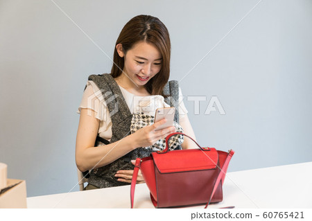 一個女人射擊一個袋子 60765421