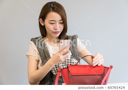一個女人射擊一個袋子 60765424