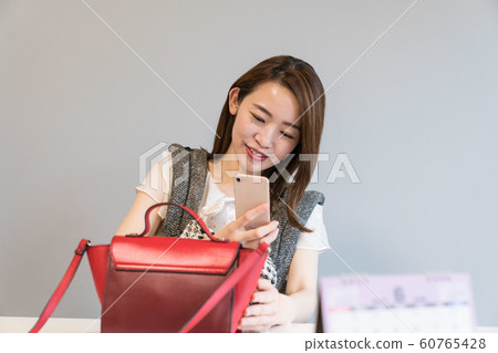 一個女人射擊一個袋子 60765428