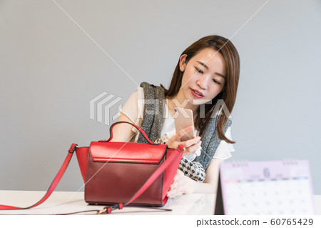 一個女人射擊一個袋子 60765429