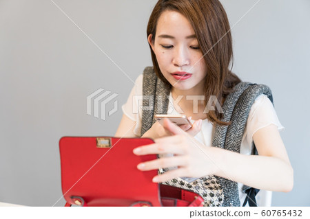 一個女人射擊一個袋子 60765432