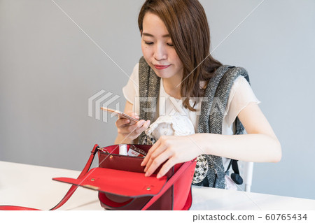 一個女人射擊一個袋子 60765434