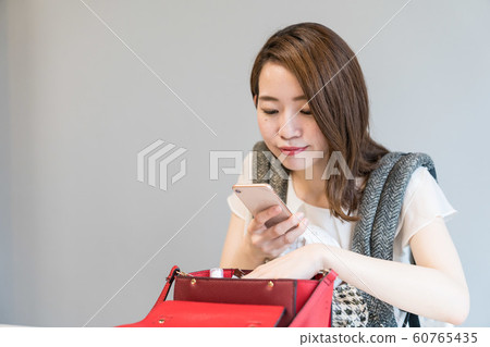 一個女人射擊一個袋子 60765435