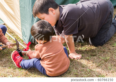 孩子們幫助帳篷建設 孩子們幫助帳篷建設 60766150