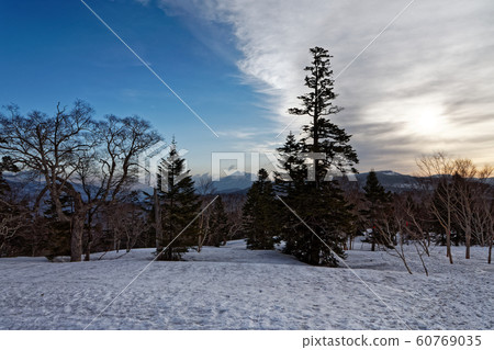Hiuchigatake seen from the Hatomachi Pass to Mt.Shibutsu 60769035