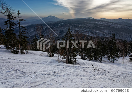 從Shibutsu山看的Hiuchigatake和虹膜正方形區域 60769038