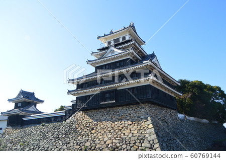 中津城(大分縣中津市日野町)的模擬要塞(右)和重建塔(左) 中津城(大分縣中津市日野町)的模擬要塞(右)和重建塔(左) 60769144