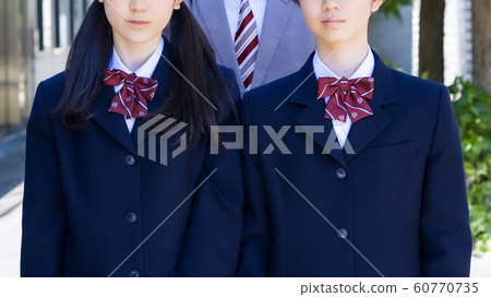 穿制服的學校女孩在教學樓前面 60770735