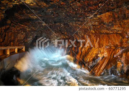 [Three-step wall cave] Shirahama-cho, Nishimuro-gun, Wakayama 60771295