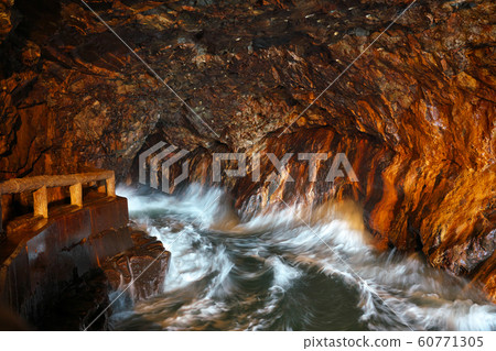 [Three-step wall cave] Shirahama-cho, Nishimuro-gun, Wakayama 60771305