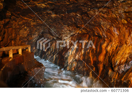 [Three-step wall cave] Shirahama-cho, Nishimuro-gun, Wakayama 60771306