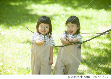 孩子們在公園裡玩 60771527