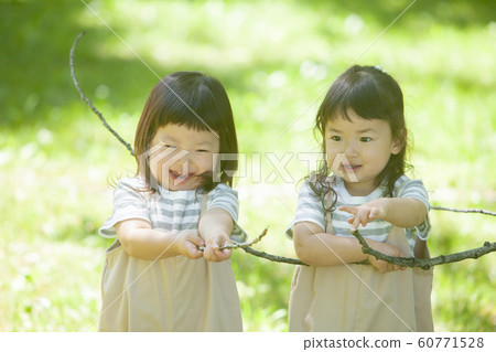 孩子們在公園裡玩 60771528