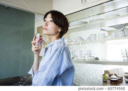 Kitchen kitchen housewife woman housework cooking ingredients lifestyle tomato Kitchen kitchen housewife woman housework cooking ingredients lifestyle tomato 60774568