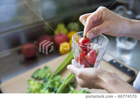 Kitchen kitchen housewife woman young woman housework cooking ingredients lifestyle tomato Kitchen kitchen housewife woman young woman housework cooking ingredients lifestyle tomato 60774570