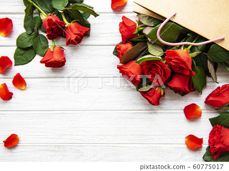 Red roses and petals Red roses and petals 60775017