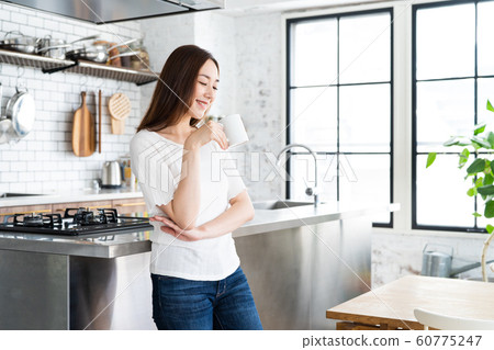 女士廚房年輕生活方式休閒 60775247