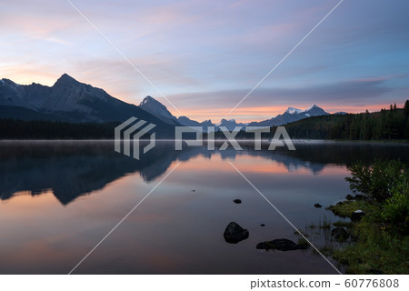 Maligne Lake close to Jasper with early morning 60776808