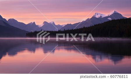 Maligne Lake close to Jasper with early morning 60776811