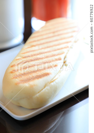 美味的帕尼尼火腿奶酪三明治 60776922