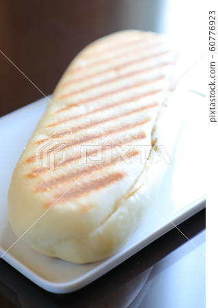 美味的帕尼尼火腿奶酪三明治 60776923